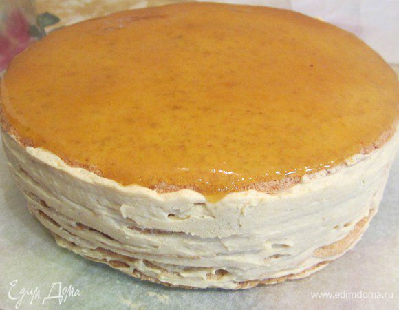 Я торт сначала аккуратно перевернула, поверхность более ровная снизу и  для того, чтобы ровненько все легло. Выливаем на поверхность нашего тортика и ставим в холодильник до застывания джема на минут 30.