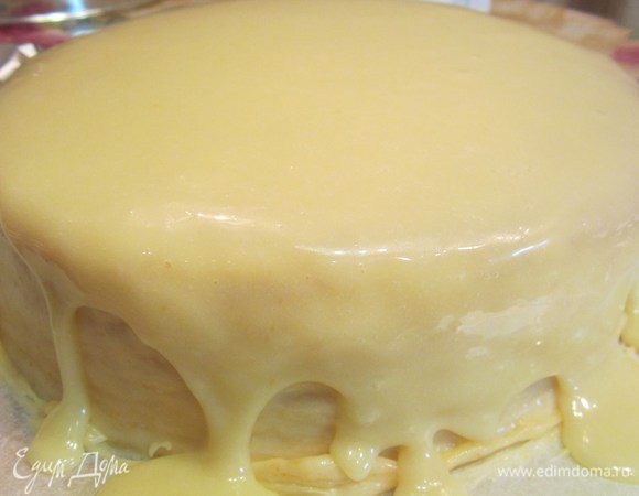 Выливаем на торт, (я глазурь выливала в 2 подхода. вылила половину порции, поставила на 5-7 минут в холодильник, затем снова вылила.ОРазравниваем бока, ставим опять в холодильник на минут 15.