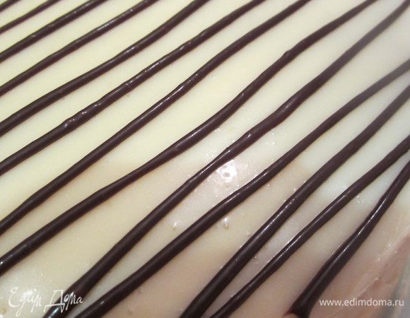 Делаем рисунок. В корнетик наливаем растопленный  черный шоколад и делаем вот такую змейку.