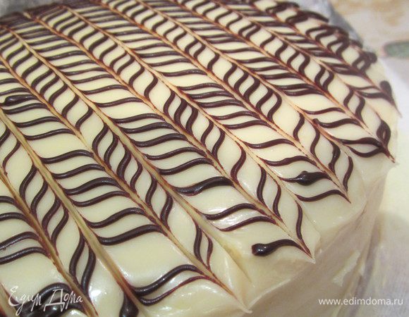 Переворачиваем тортик и с другой стороны делаем снова рядышком прямые линии.
