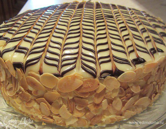 Украшаем бока торта миндалем. Торт готов! Приятного чаепития!