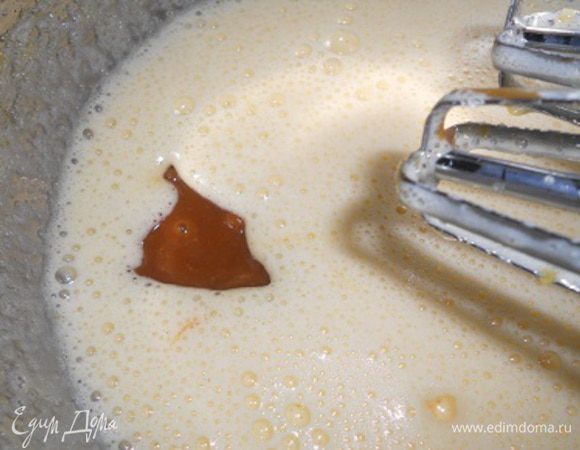 Яйца взбить с сахаром. Сгущенное молоко добавить к желткам и взбить.