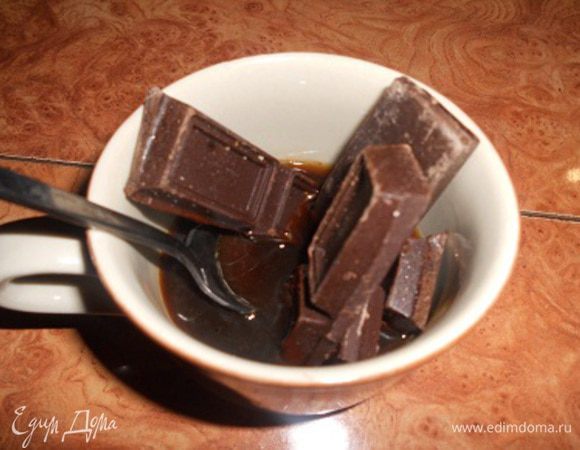 Кофе залить небольшим количеством кипятка, добавить к нему шоколад и размешивать, пока шоколад полностью не растворится.