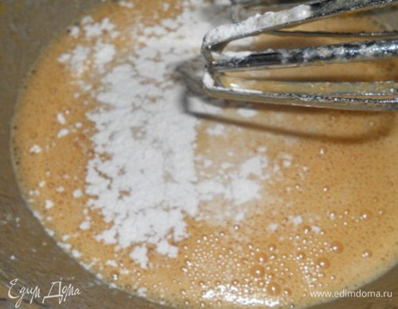 Добавить разрыхлитель. Взбивая массу, влить тонкой струйкой кофе с шоколадом.