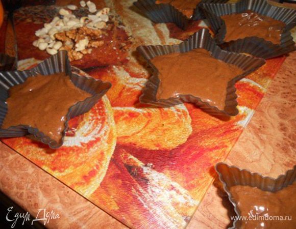 Разлить по формочкам, сверху полить немного апельсиновым соком (2 ст.л., которые оставлялись) и выпекать при температуре 220 градусов около 20 - 25 минут до готовности, готовность проверить зубочисткой.