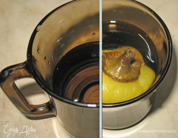 В стакане смешиваем уксус с водой в равных пропорциях и окунаем туда наш перец. В идеале приготовить маринад и на ночь поместить в него наш перец. 