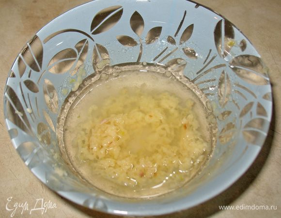 Чесночная заправка. В небольшую вазочку выдавливаем чеснок немного солим и перетираем, добавляем растительное масло. Все хорошо перемешиваем. 