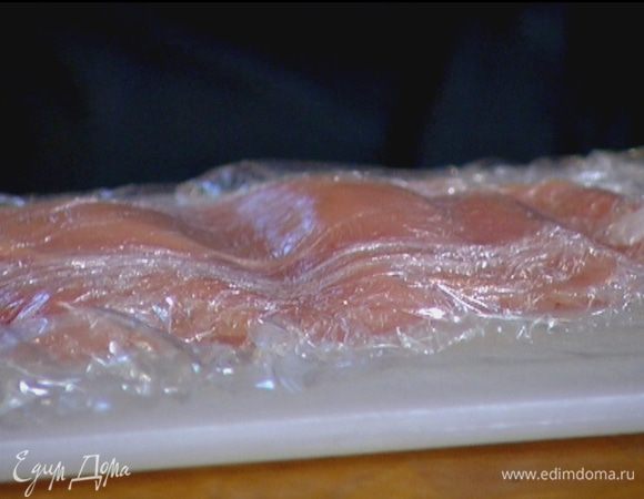 Куриное мясо поместить между двумя слоями пищевой пленки и отбить.