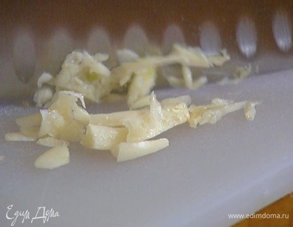 Чеснок почистить, раздавить плоской стороной ножа и мелко порубить.