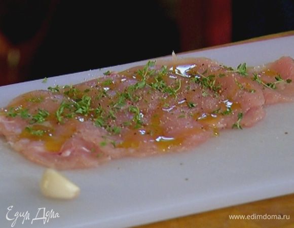 Филе посолить, поперчить, посыпать листьями тимьяна, сбрызнуть оливковым маслом и выложить сверху чеснок. 