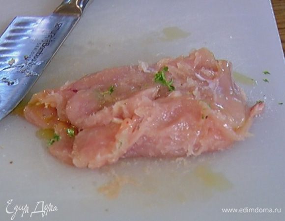Сложить филе пополам и дать ему замариноваться.