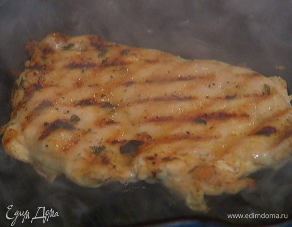 На сковороду, где жарился бекон, выложить куриное филе и жарить по 4–5 минут с каждой стороны.