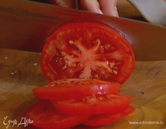 Помидор нарезать кружками толщиной полсантиметра.
