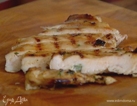 Курицу нарезать длинными полосками.