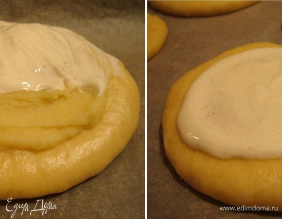 На лепёшки намазать начинку. Поверх картофельной начинки намазать сметаны.