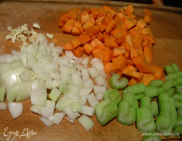 Лук, сельдерей и морковь режем кубиками и добавляем в кастрюлю вместе с розмарином и мелкопорезанным чили. Готовим на небольшом огне 10 минут.