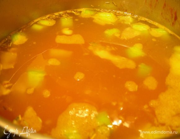 Добавляем порезанную кубиками тыкву и бульон. Доводим до кипения и готовим на небольшом огне около 30 минут до мягкости овощей.
