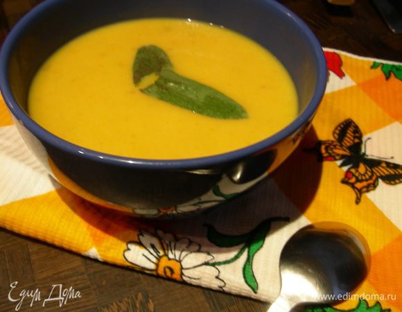 Блендером превращаем суп в пюре. Прогреваем его и подаем, украсив листиками шалфея. По вкусу можно добавить сливок, молока, сметаны или крем-фреша. Приятного аппетита))
