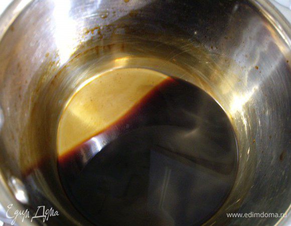 Жженка: сахар — 20 г, вода 100°С — 100 г, 
сахар — 20 г.
Всыпать в кастрюлю с толстым дном. Равномерно распределить сахар по дну.  Поставить на средний огонь.