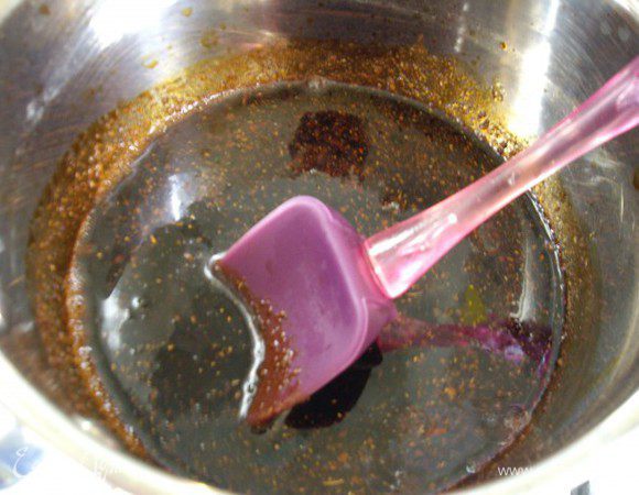 Заварка: вся жженка, сахар — 350 г, сухие духи — 4 г, мука — 180 г.
Всыпать сахар и пряности. Сначала смесь будет казаться слишком густой. Не переживайте, сахар быстро начнет таять и смесь станет жиже. Поставить на слабый огонь и варить до полного растворения сахара. 
Сироп не должен закипеть!!
Снять сироп с огня, всыпать 180 г муки, тщательно перемешать. Дать остыть до 40 С.