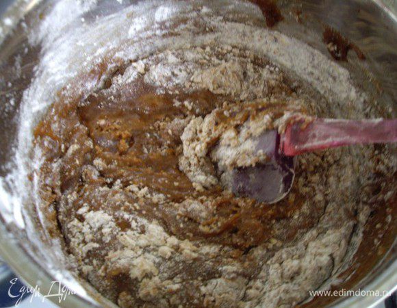 Тесто: вся заварка, мука — 270 г, сода — 1 г, разрыхлитель — 2 г, лимонная кислота — 1 г, масло сливочное — 50 г, яйцо — 1 шт.
Муку смешать с содой, разрыхлителем и лимонной кислотой. Добавить масло, яйцо и всю заварку.