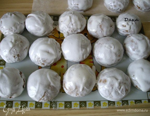 Готовые пряники остудить до комнатной температуры.
Глазурь: яичный белок — 0,5 шт., сахарная пудра — 50 г, вода теплая —1 ст. л.
Белок взбить в белую пену, добавить пару капель лимонного сока.
Постепенно всыпая сахарную пудру продолжаем взбивать, до однородности.
В конце добавить теплую воду, перемешать ложкой.