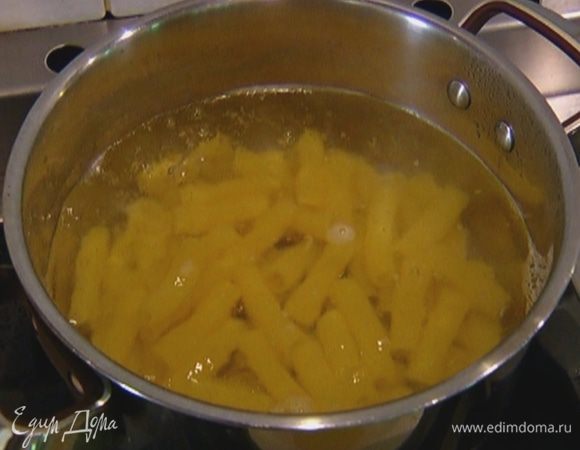 Макароны отваривать в подсоленной воде на 1 минуту меньше, чем указано на упаковке. Затем воду слить и сохранить.