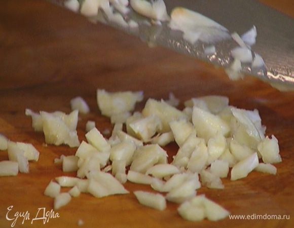 Чеснок раздавить плоской стороной ножа, почистить и мелко порубить.