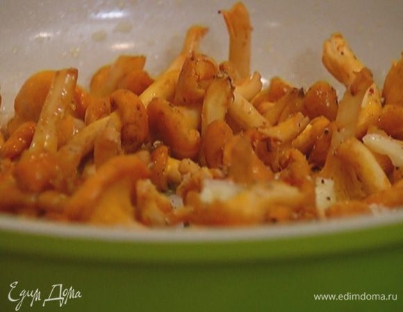 Разогреть в сковороде 1 ст. ложку оливкового масла, выложить часть грибов, затем измельченный чеснок и оставшиеся грибы, посолить, поперчить и перемешать. 