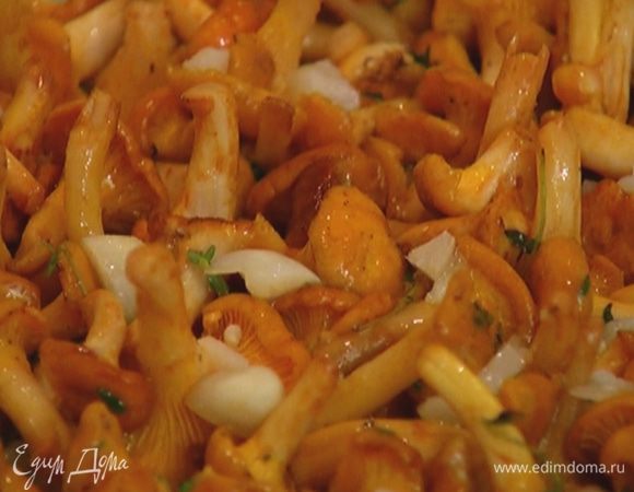 Добавить к лисичкам листья тимьяна, перемешать и жарить грибы, не закрывая крышкой.