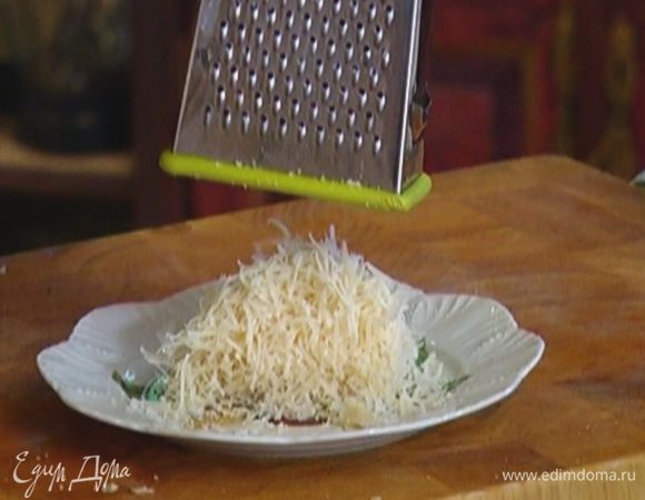 Пармезан натереть на мелкой терке.