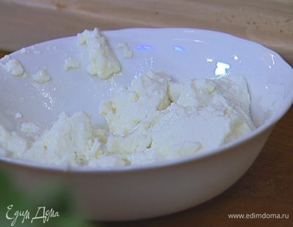 Рикотту слегка измельчить руками.