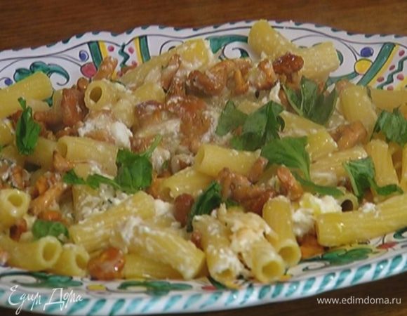 Выложить пасту на блюдо, посыпать измельченным руками базиликом и сбрызнуть оливковым маслом. 