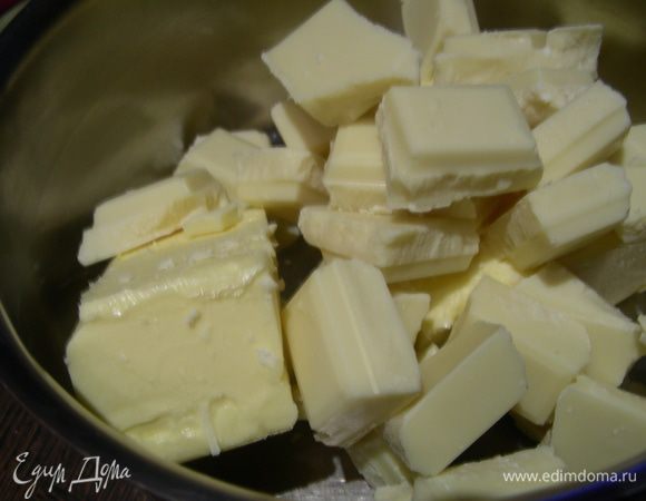 В небольшой кастрюльке на медленном огне растапливаем масло с шоколадом, Перемешиваем и даем остыть.
