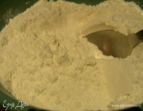 Смешиваем муку, соль, разрыхлитель.

