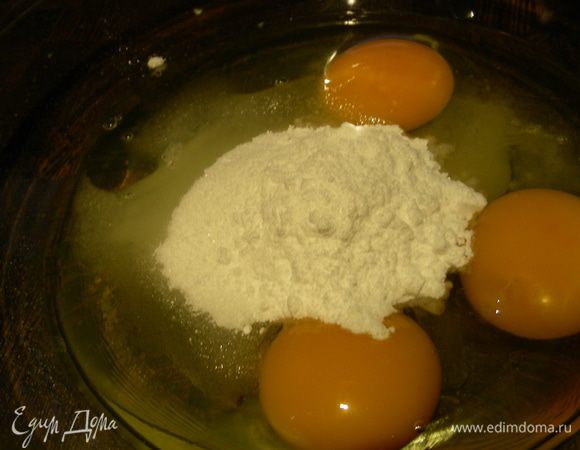 Взбиваем яйца с сахаром и ванильным сахаром.

