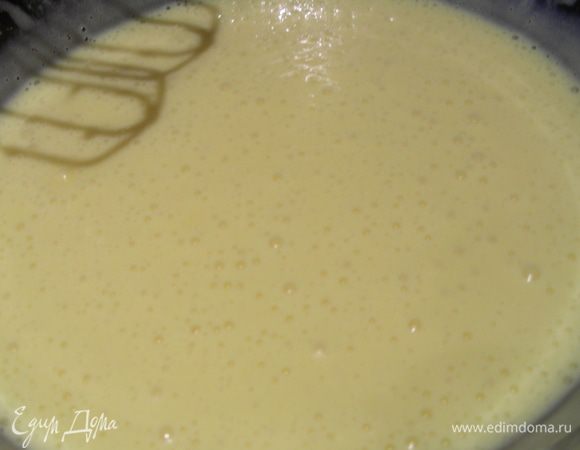 Продолжая взбивать, постепенно добавляем масляно-шоколадную массу.