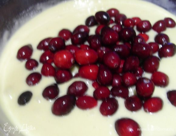 Добавляем мучную смесь и тщательно перемешиваем. Добавляем вымытые и обсушенные ягоды.
