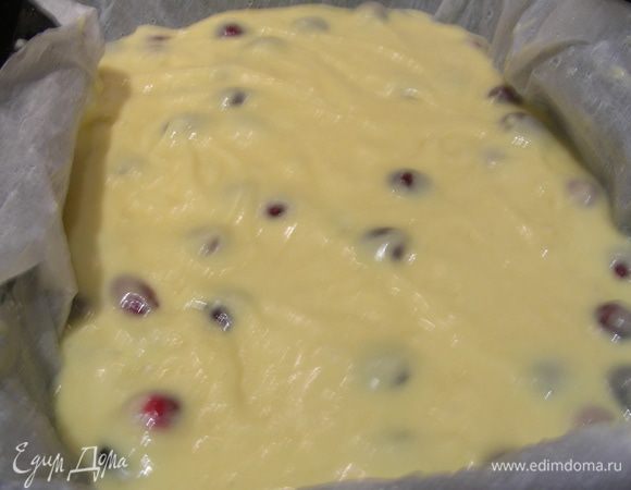 Форму для выпекания (прямоугольную или квадратную, лучше с высокими бортами, тесто хорошо поднимается) смазываем сливочным маслом и выкладываем наше тесто. Я использую бумагу для выпечки, так пирог потом легче достать. Ставим в духовку 160-180 гр минут на 35-40. Готовность проверяем лучиной, она должна быть без крошек.
