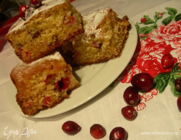 Вынимаем пирог из духовки, даем ему немного остыть, а затем переворачиваем на тарелку. Нарезаем квадратами, по вкусу посыпаем сахарной пудрой. И наслаждаемся)
