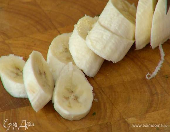 Банан почистить, разрезать на несколько кусочков и поместить в блендер.