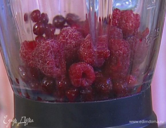 Ягоды перебрать и отправить в блендер.