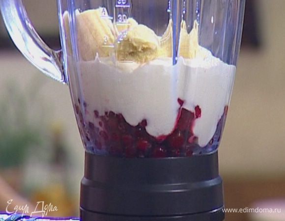 Добавить йогурт и взбивать до получения однородной массы. 