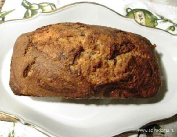 Духовка 200 гр. Взбить масло (комн. темп.) с пудрой до состояния светлого крема. Если будете также как я использовать сахар, нужно взбивать до полного растворения сахара.  По одному добавить яйца, взбивая после каждого. Всеять, муку смешанную с разрыхлителем. Аккуратно перемешать до соединения компонентов. Разделить тесто на 2 части. В одну примешать орехи с цедрой, в другую - растворенное в молоке какао. В смазанную форму для кекса выкладывать поочередно столовой ложкой шоколадное и ореховое тесто. Когда закончится тесто, сделайте обратной стороной вилки мраморные узоры на поверхности кекса.  