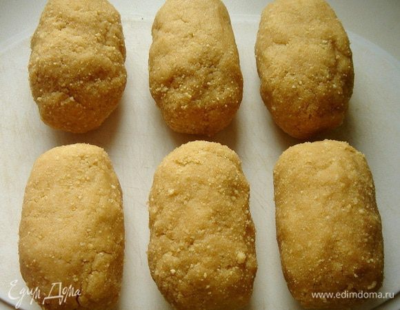 Из образовавшейся массы сформовать пирожное в виде картошки.