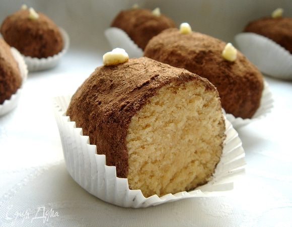 Карандашом сделать 1–2 углубления и выдавить оставшийся крем в эти отверстия, формируя глазки. Приятного аппетита!