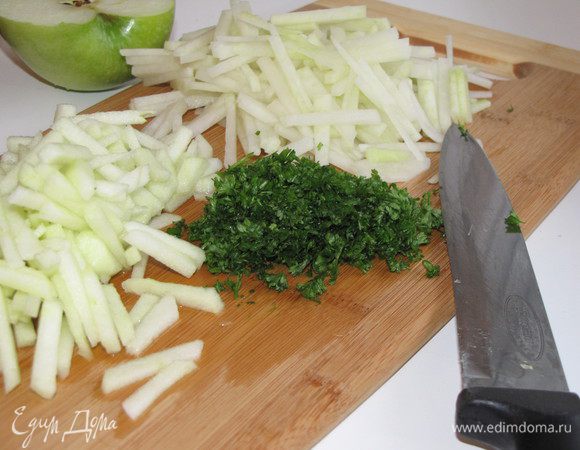 Кольраби и яблоко очистить, нарезать тонкой соломкой или натереть на крупной терке. Яблоко сбрызнуть лимонным соком, чтобы не потемнело. Петрушку измельчить.