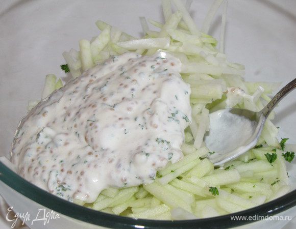 Выложить кольраби и яблоко в миску. Добавить заправку. Приправить солью и перцем по вкусу и хорошо перемешать.