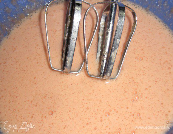 Яйца взбить с сухим киселём, добавить майонез, соду, муку