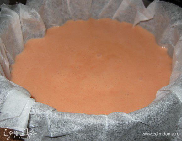  Стелим в форму пекарскую бумагу и заливаем тесто,выпекать 20 мин при 180С , что бы верх не подгорел, я потом накрыла фольгой.